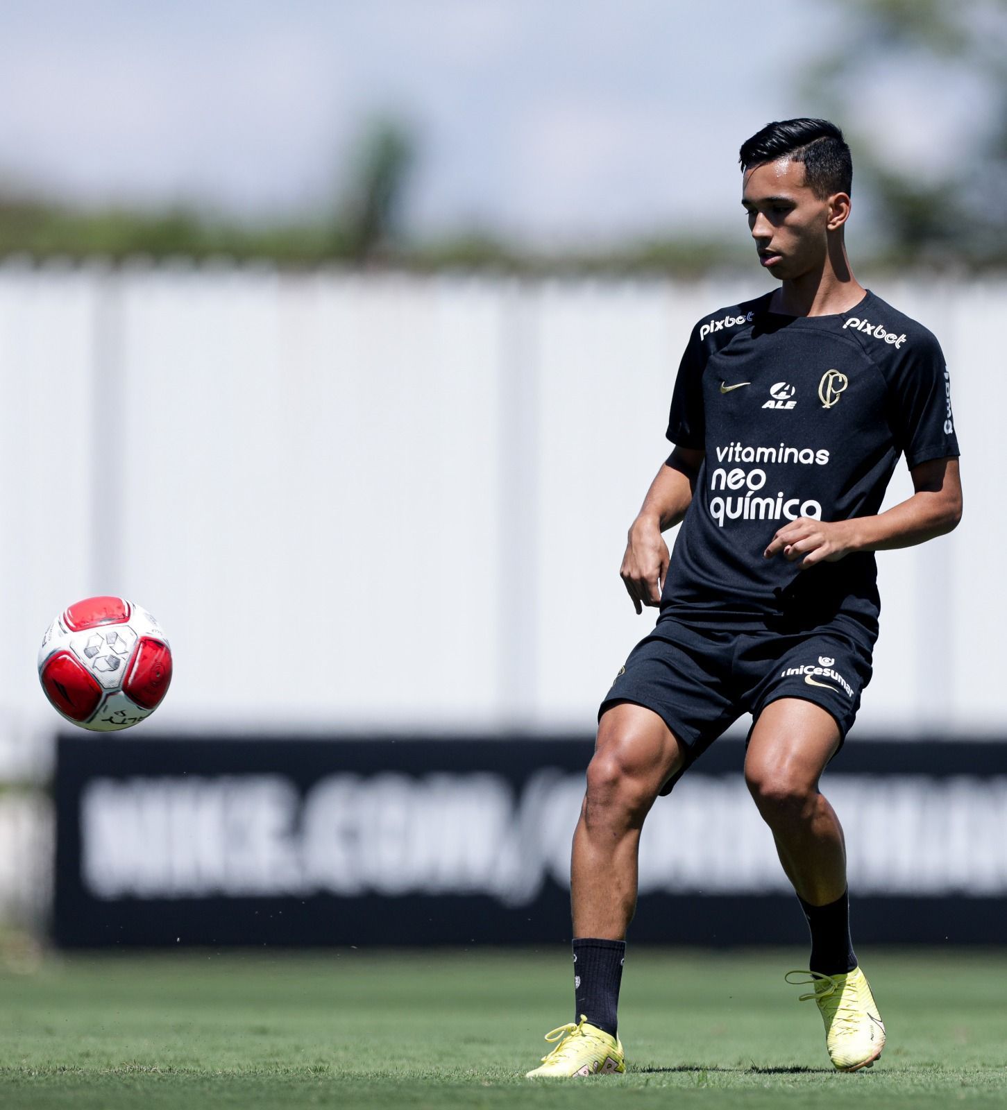 Corinthians planeja reunião para resolver futuro de dupla da base