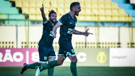 Zagueiro Ícaro comemora gol pelo Floresta
