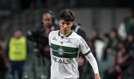 João Almeida entrou no Coritiba contra a Chapecoense