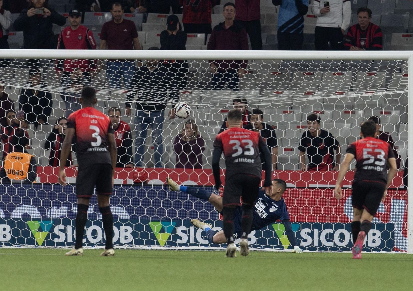 Athletico-PR chega à marca negativa de pior defesa da Série B; veja lista