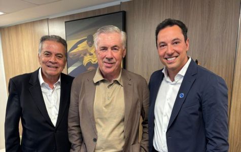 Paulo Pelapie e Pedro Junio, do Cruzeiro, ao lado de Carlo Ancelotti, na sede da CBF
