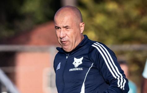 Leonardo Jardim, técnico do Cruzeiro, durante treino na Toca da Raposa II