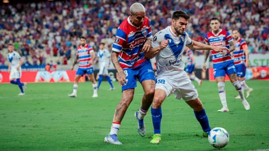 Deyverson, do Fortaleza, tenta roubar a bola do adversário