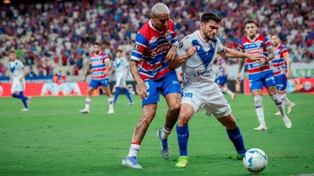 Deyverson, do Fortaleza, tenta roubar a bola do adversário