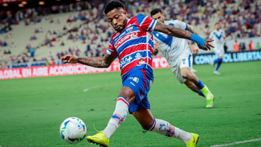 Marinho tenta jogada em partida contra o Vélez Sarsfield-ARG
