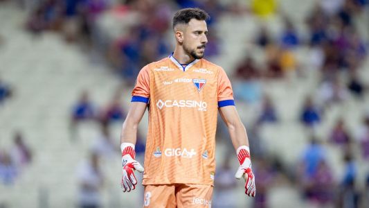 Helton Leite, goleiro do Fortaleza, em campo contra o Vélez Sarsfield-ARG