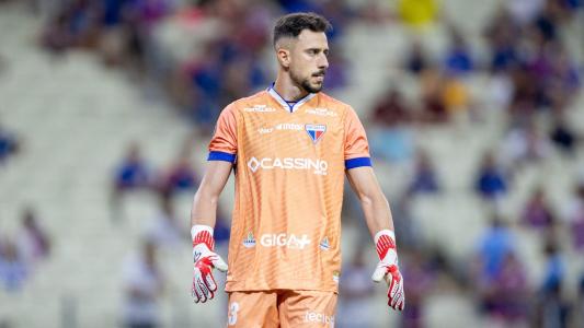 Helton Leite, goleiro do Fortaleza, em campo contra o Vélez Sarsfield-ARG