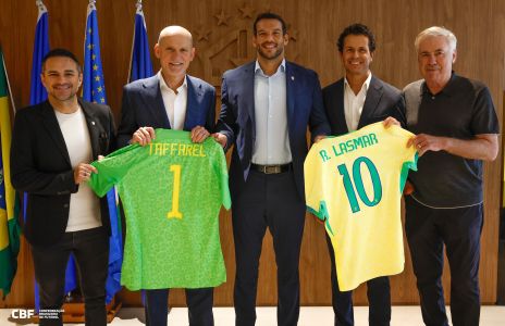 Rodrigo Lasmar, médico do Atlético, recebeu homenagem da Seleção Brasileira