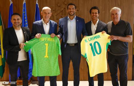 Rodrigo Lasmar, médico do Atlético, recebeu homenagem da Seleção Brasileira