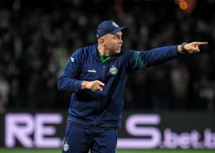 Técnico Mozart Santos, do Coritiba, prepara equipe para enfrentar Novorizontino