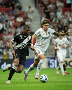 Vasco e Botafogo, em jogo pelo Campeonato Brasileiro, no estádio Mané Garrincha