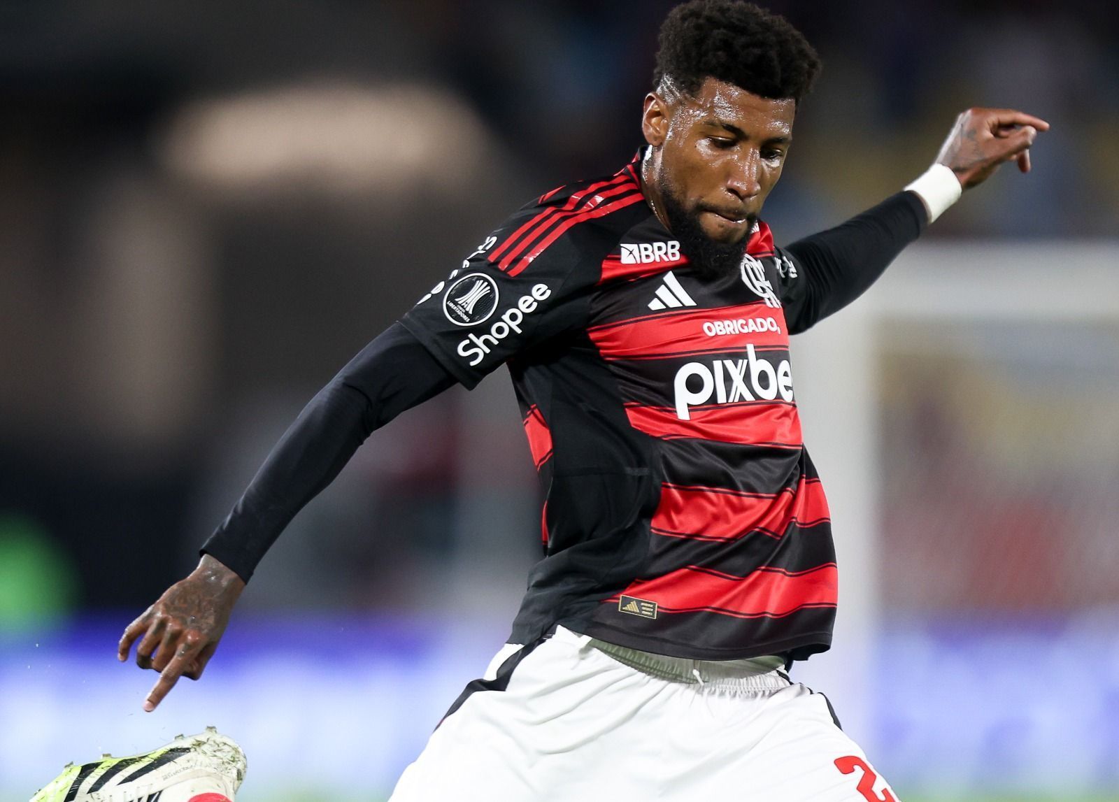 Emerson Royal é substituído no intervalo de Flamengo x Inter e vira preocupação