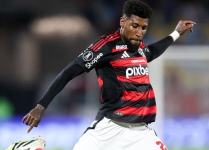 Emerson Royal em ação pelo Flamengo no duelo com o Internacional