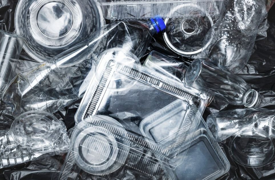 Mãe constrói casa com 7 toneladas de plástico reciclado e economiza anos na Costa Rica