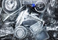 Mãe constrói casa com 7 toneladas de plástico reciclado e economiza anos na Costa Rica