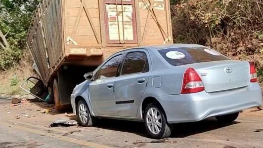 Colisão entre carro e caminhão boiadeiro em Montes Claros