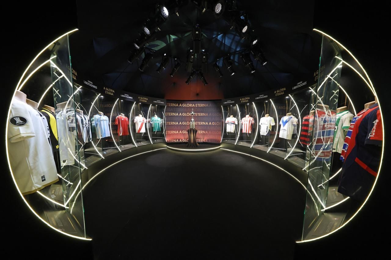 Tour da taça da Libertadores é inaugurado no Rio; veja fotos e saiba programação