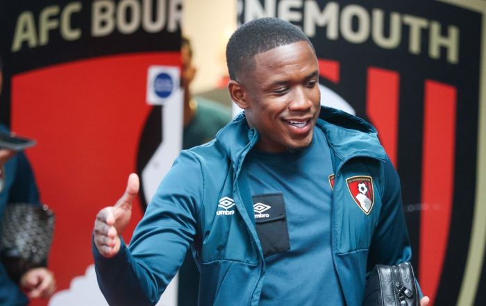 Luis Sinisterra, alvo do Cruzeiro, antes de jogo pelo Bournemouth