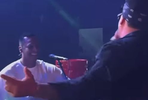 Ídolo do Atlético estreia roda de samba e toca percussão em bar de BH; veja