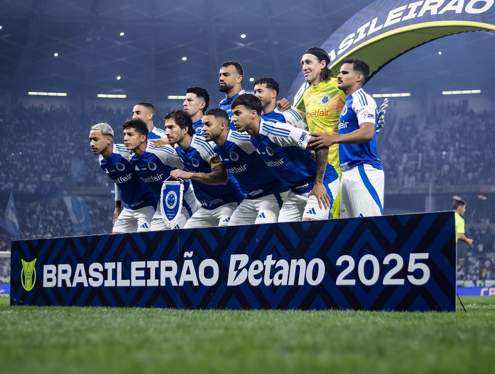 Titular do Cruzeiro é reavaliado e vira dúvida para a sequência da temporada