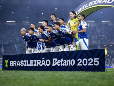 Jogadores do Cruzeiro perfilados antes de partida pelo Brasileirão