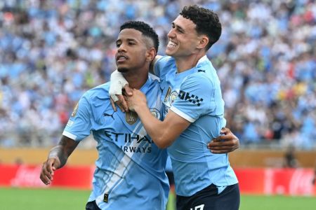 Savinho (esq) em partida pelo Manchester City