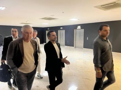 Botafogo x LDU: Carlo Ancelotti e Rodrigo Caetano na chegada ao Nilton Santos