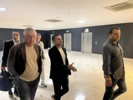 Botafogo x LDU: Carlo Ancelotti e Rodrigo Caetano na chegada ao Nilton Santos