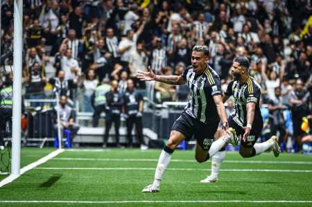 Reinier comemora gol de Hulk pelo Atlético na Arena MRV