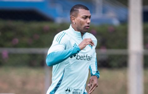 Walace, volante do Cruzeiro, durante treinamento