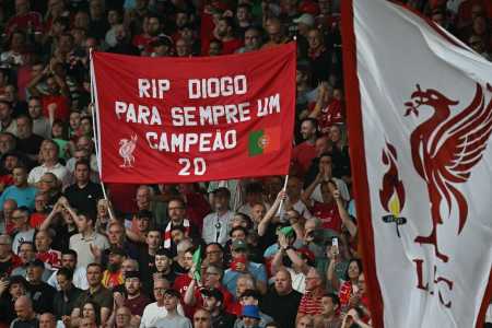 Torcida do Liverpool prestou homenagens para Diogo Jota, morto há pouco mais de um mês