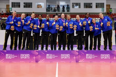 Seleção Brasileira no pódio com medalha de ouro