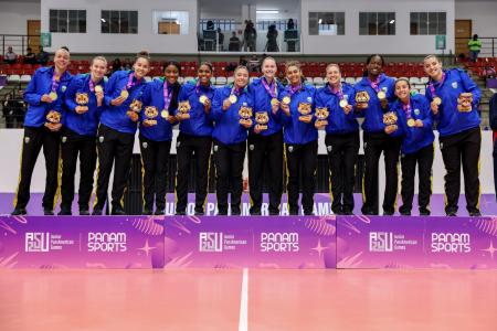 Seleção Brasileira no pódio com medalha de ouro