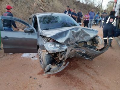 Frente do veículo ficou destruída com o impacto