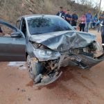 Motorista fica ferido após carro colidir contra árvore na zona rural de Porteirinha