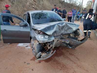 Frente do veículo ficou destruída com o impacto