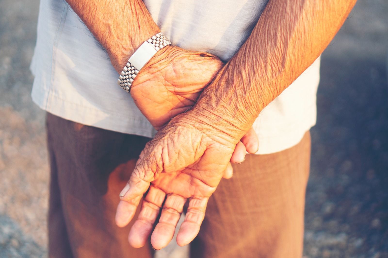 O que significa caminhar lentamente com as mãos nas costas, de acordo com a psicologia?
