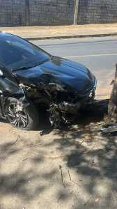 Condutor fugiu após bater o carro