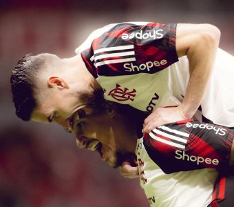 Pedro comemorando com Jorginho após um dos gols da vitória do Flamengo sobre o Inter