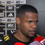 Júnior Santos cita Vitor Roque para justificar má fase e sugere titularidade no Atlético
