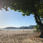 Polícia busca suspeitos de esfaquearem turista em praia do RJ