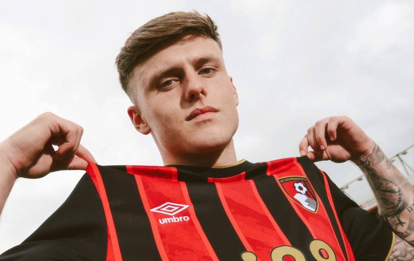 Bournemouth anuncia 'substituto' de Sinisterra, que negocia com Cruzeiro