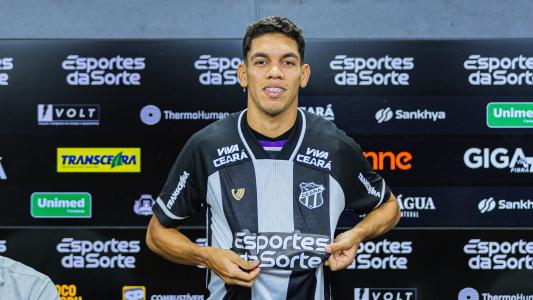 Paulo Baya posa com a camisa do Ceará durante apresentação oficial