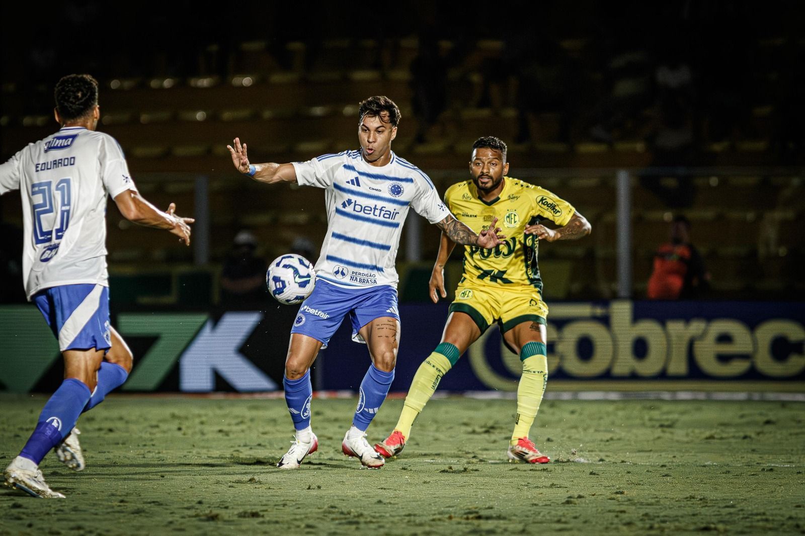 Cruzeiro sai na frente, cede empate ao Mirassol e deixa vice-liderança do Brasileirão