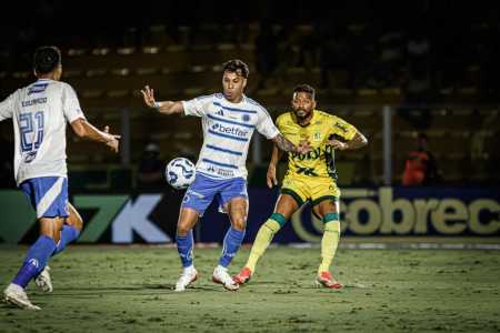 Kaio jorge e Reinaldo em disputa de bola no empate entre Mirassol e Cruzeiro