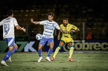 Kaio jorge e Reinaldo em disputa de bola no empate entre Mirassol e Cruzeiro • Cleder Rodrigues Damasceno/RP FOTOPRESS