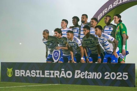 Jogadores do Cruzeiro posam para foto antes na partida contra Mirassol no estádio Jose Maria de Campos Maia