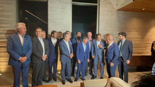 Governadores e presidentes de partidos reunidos na casa do presidente do União Brasil, Antônio Rueda