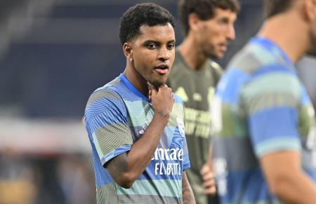 Rodrygo durante aquecimento do Real Madrid para enfrentar o Osasuna