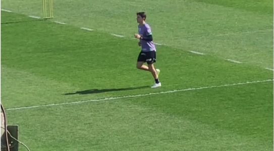 Alê, do América, trabalha em campo no CT Lanna Drumond